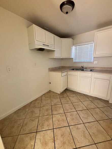 Building Photo - 1402 N Willowbrook Ave