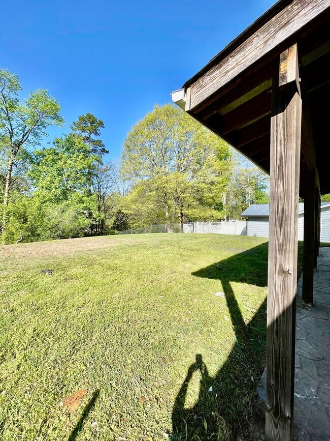 Building Photo - Welcome to view, a charming 4-bedroom, 2-bathroom home located in the heart of Charlotte, NC.