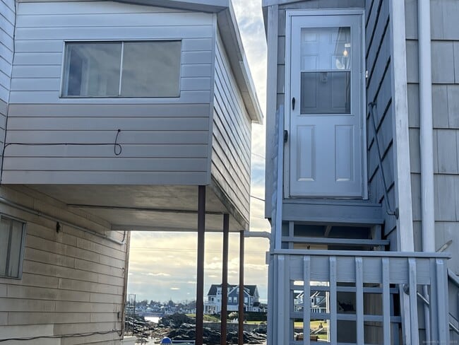 Building Photo - 140 Beach Ave