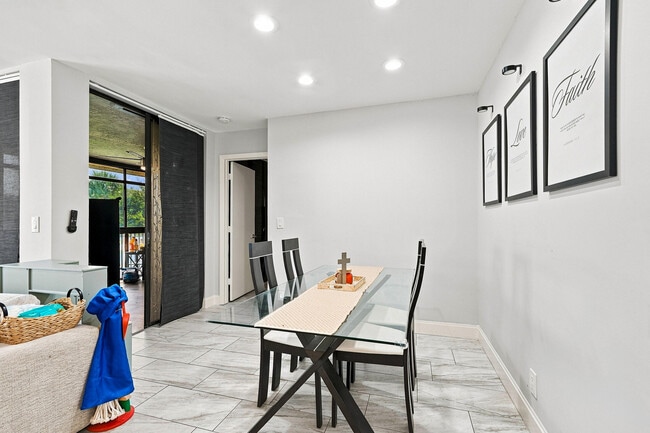 Building Photo - 2581 Carambola Cir N