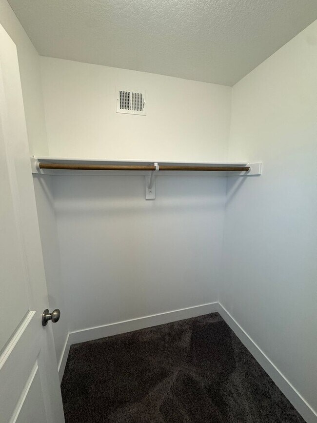 Building Photo - Luxury 5BR 4 BA Home w/ Pool and Clubhouse Access in GREAT location!