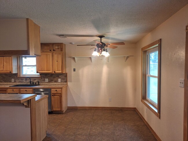 Building Photo - 3BR/2BA Home with Private Yard in Crowley
