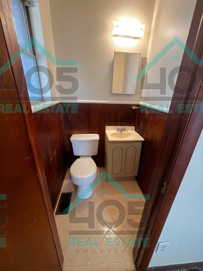 Building Photo - RENOVATED 3 bedroom in OKC