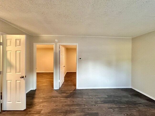 Building Photo - Available Now! 2 Bedroom, 1 Bath (Plus Bon...