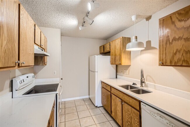 Building Photo - Cozy Single Story!!