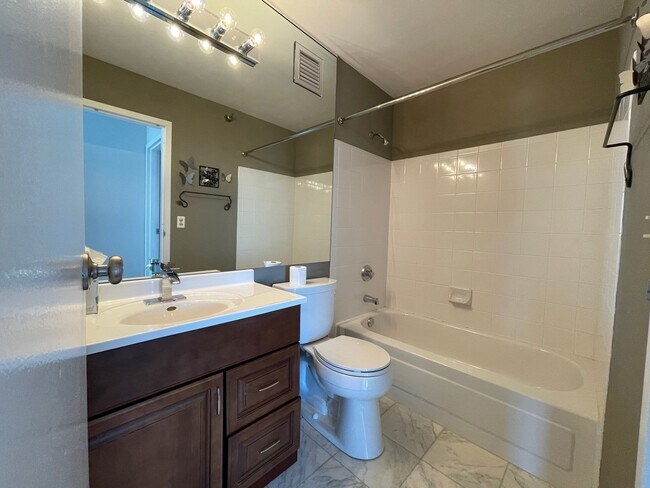 Building Photo - 111 W Maple St