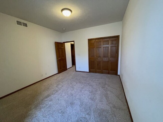 Building Photo - 2 Bedroom 2 bath Condo
