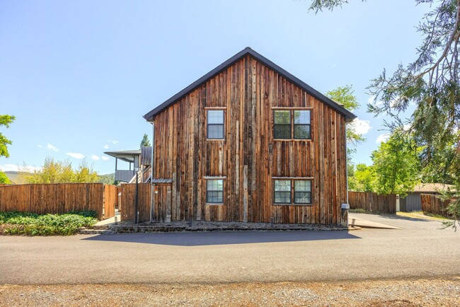 Building Photo - Peaceful 2-bedroom 1-bath Cottage with Deck, Privacy, and Scenic Views! $200 Utility fee pays for...