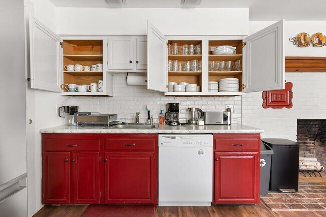 Building Photo - 38 Exeter Rd