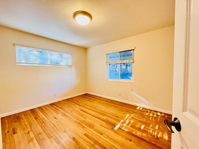 Building Photo - Charming and Move-in Ready 3BD/2BA, Single...