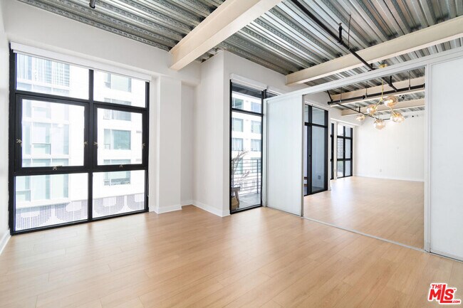 Building Photo - 330 W 11th St