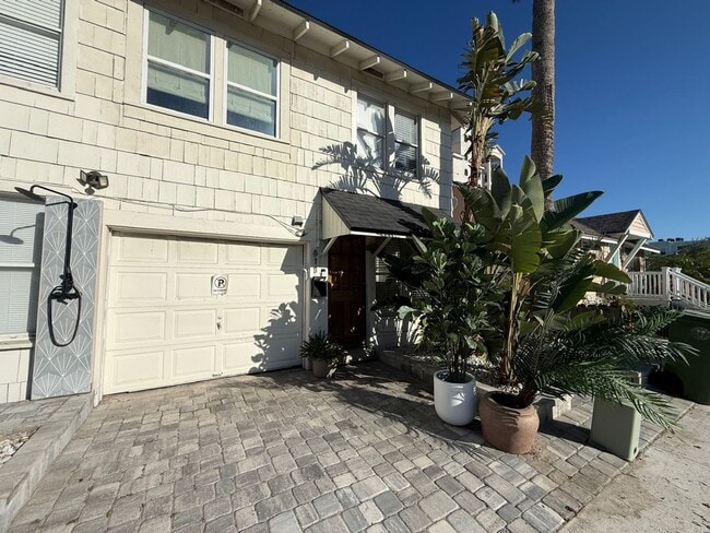 Building Photo - Charming Beachside Rental!