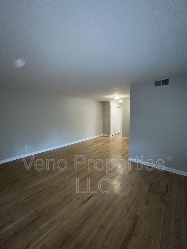 Building Photo - 9/11/13-13 Village Dr