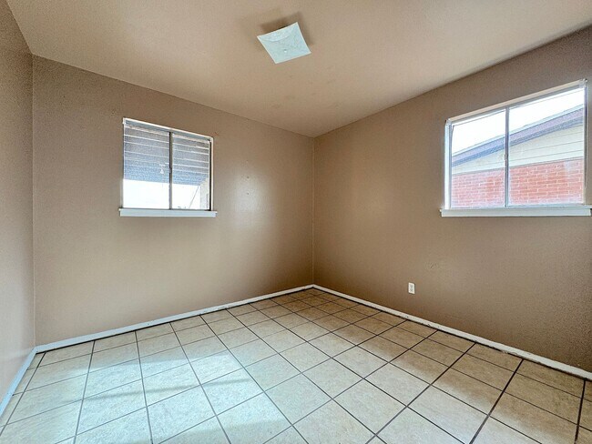 Building Photo - Northeast El Paso 4 Bed 2 Bath  Refrig A/C