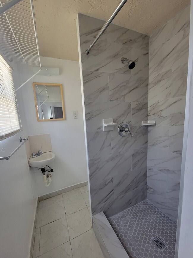 Building Photo - 120 NW 43rd Pl