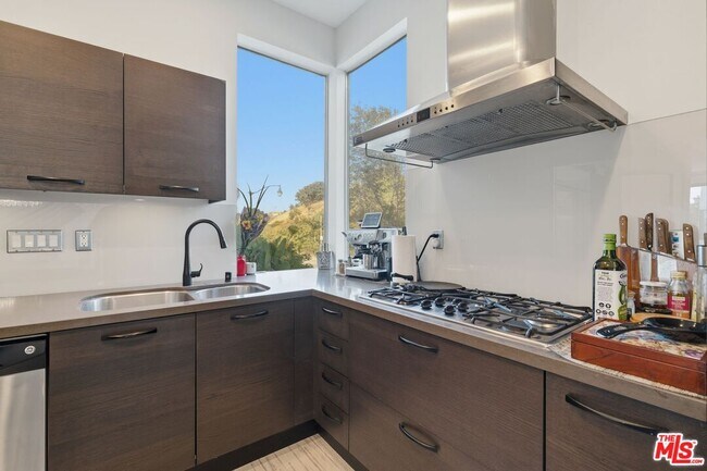 Building Photo - 12911 Bluff Creek Dr