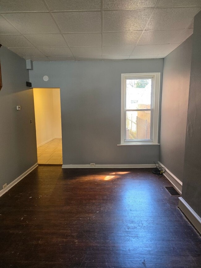 Building Photo - City Living