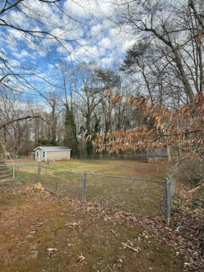 Building Photo - 3 bed, one bath house in Mebane