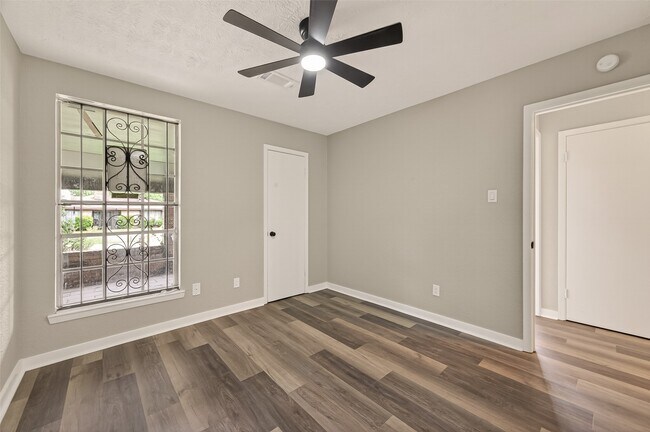 Building Photo - 3703 Tiffany Dr