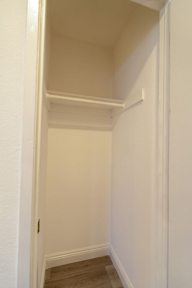Building Photo - 2600 Huntington Dr