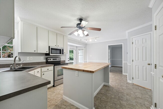 Building Photo - 223 Wintergreen Dr