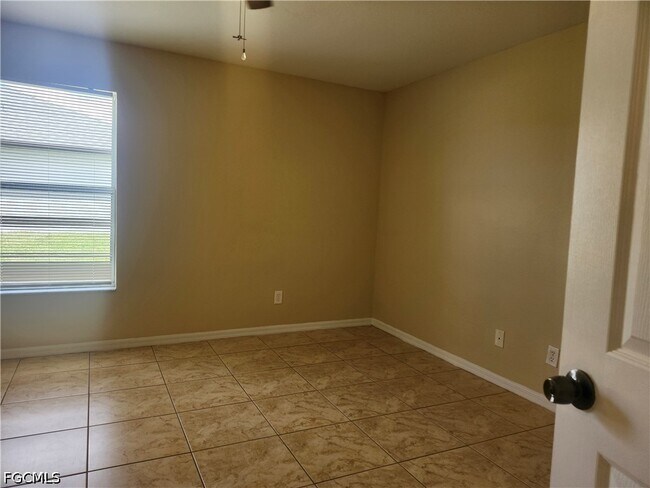 Building Photo - 415 NE 25th Ave