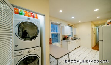 Building Photo - 81 Gibbs St