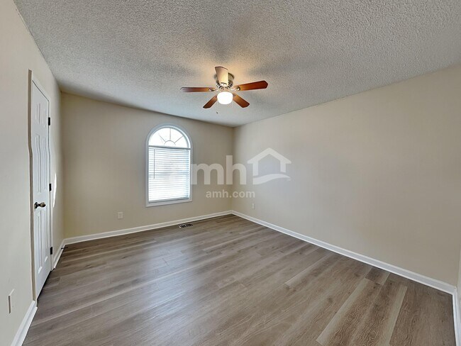 Building Photo - 1017 Queensbury Run