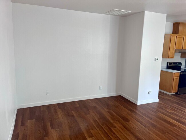 Building Photo - Super Crisp 2 Bedroom w/2 car attached garage