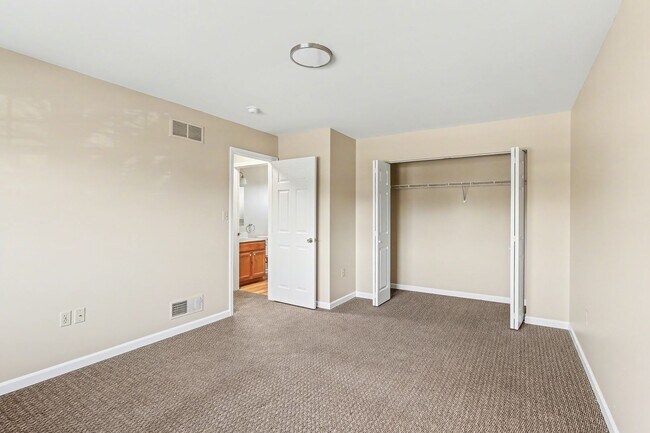 Building Photo - Three bedroom, one and a half bathroom end unit townhome in Dover