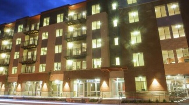Building Photo - 585 N Lincoln Ave