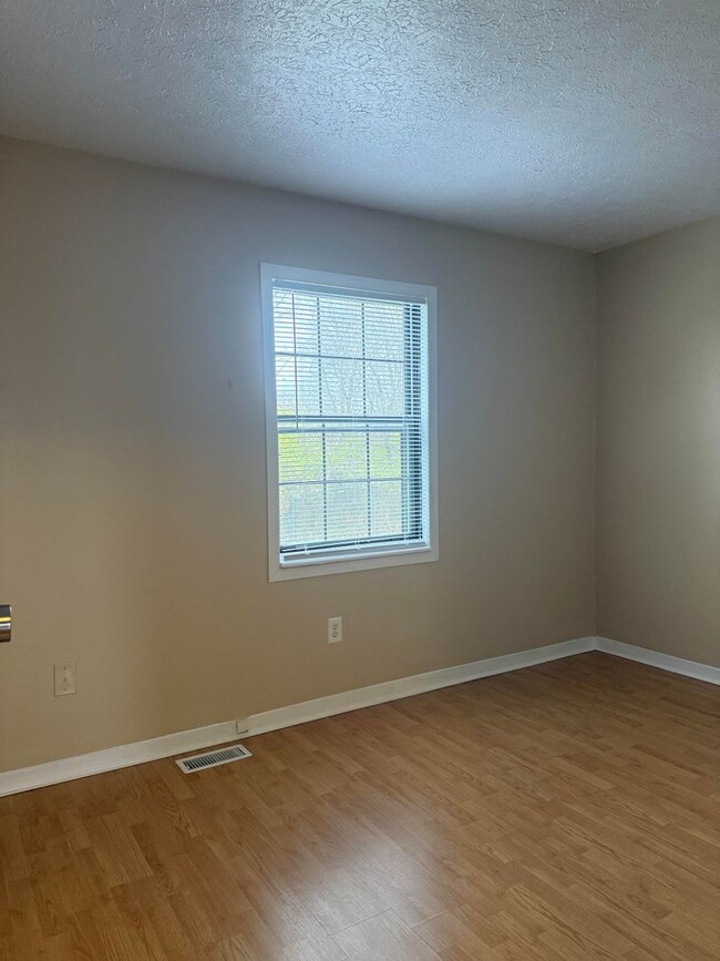 Building Photo - 3 Bedroom/2.5 bath Townhome Located on Blo...