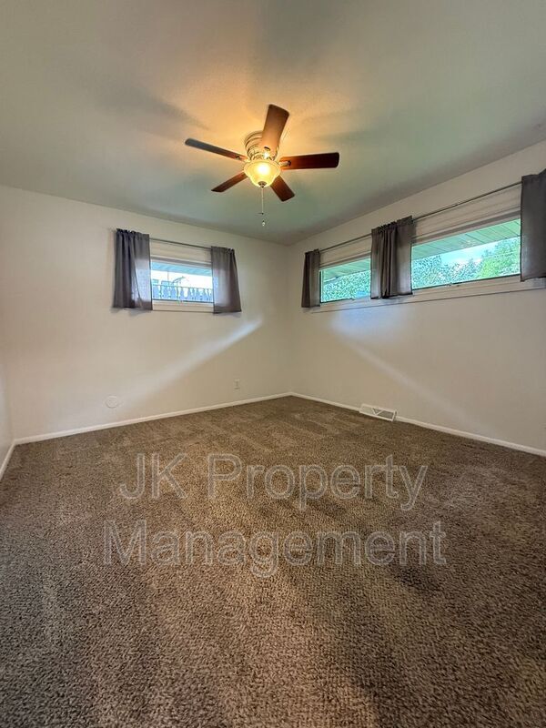 Building Photo - 512 52nd St S
