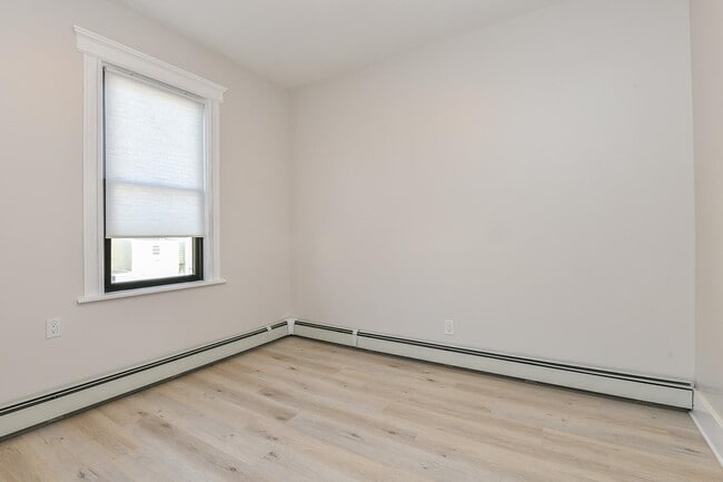 Building Photo - 722 27th St