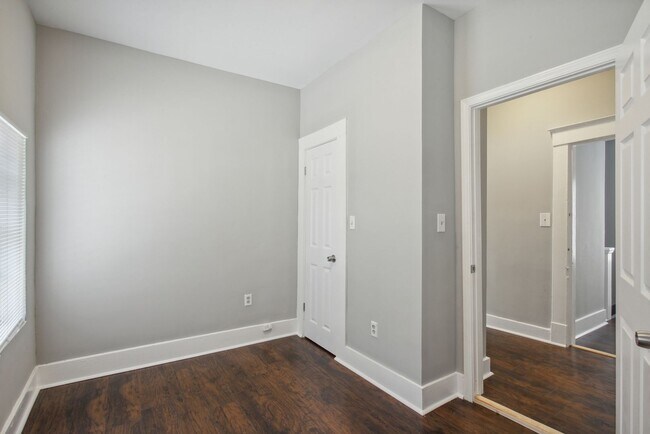 Building Photo - Large 3BR/2.5BA Two Story House Near Downt...