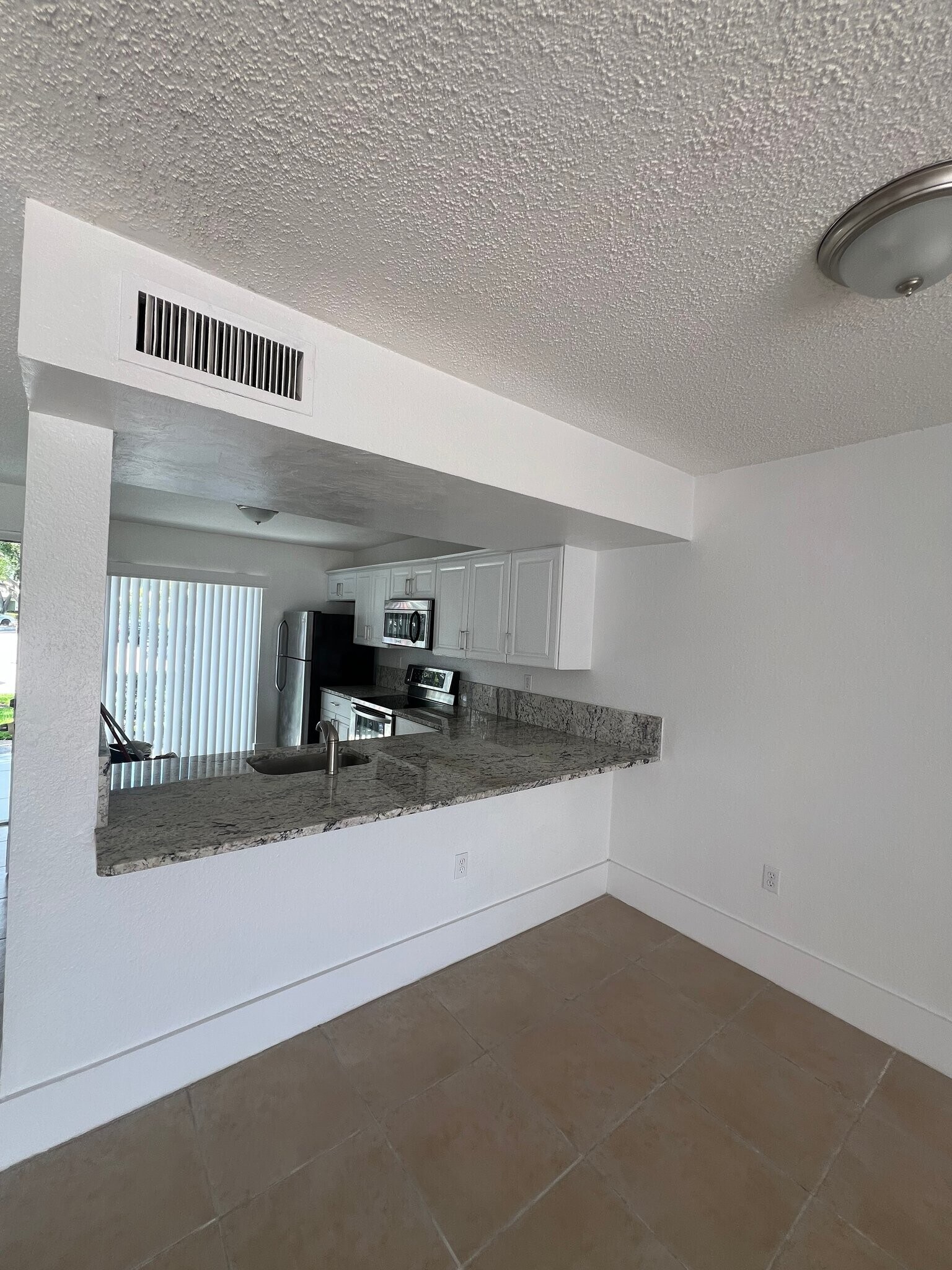 Building Photo - 887 Crystal Lake Dr