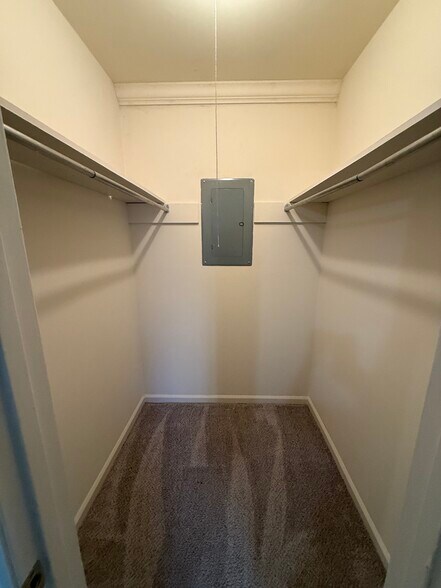 Building Photo - 586 Franklin St