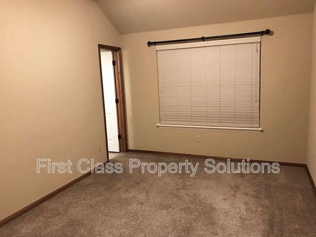 Building Photo - 3500 Arcadia Dr