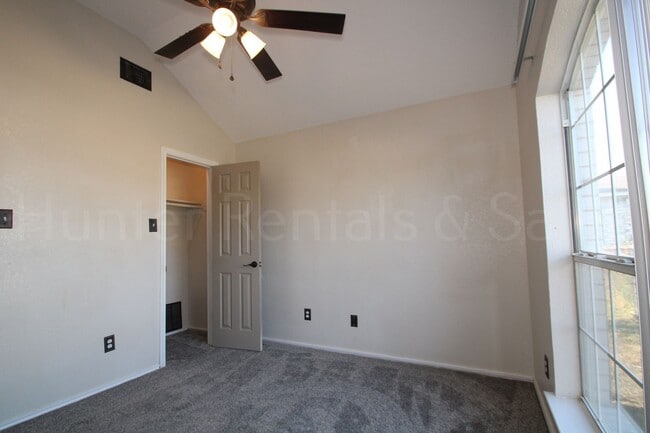 Building Photo - Updated Beauty! A Must See!