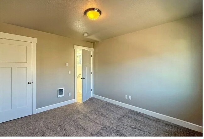 Building Photo - 1058 NE Regan Hill Loop