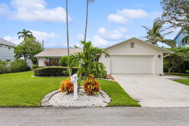 Primary Photo - 10 Sailfish Ln