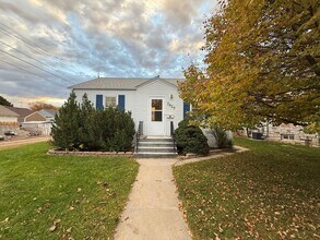 Building Photo - Two bedroom, One bathroom, Pet Friendly Ho...