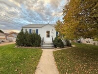 Building Photo - Two bedroom, One bathroom, Pet Friendly Ho...