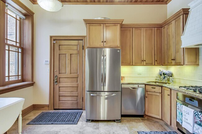 Building Photo - 2052 N Orleans St