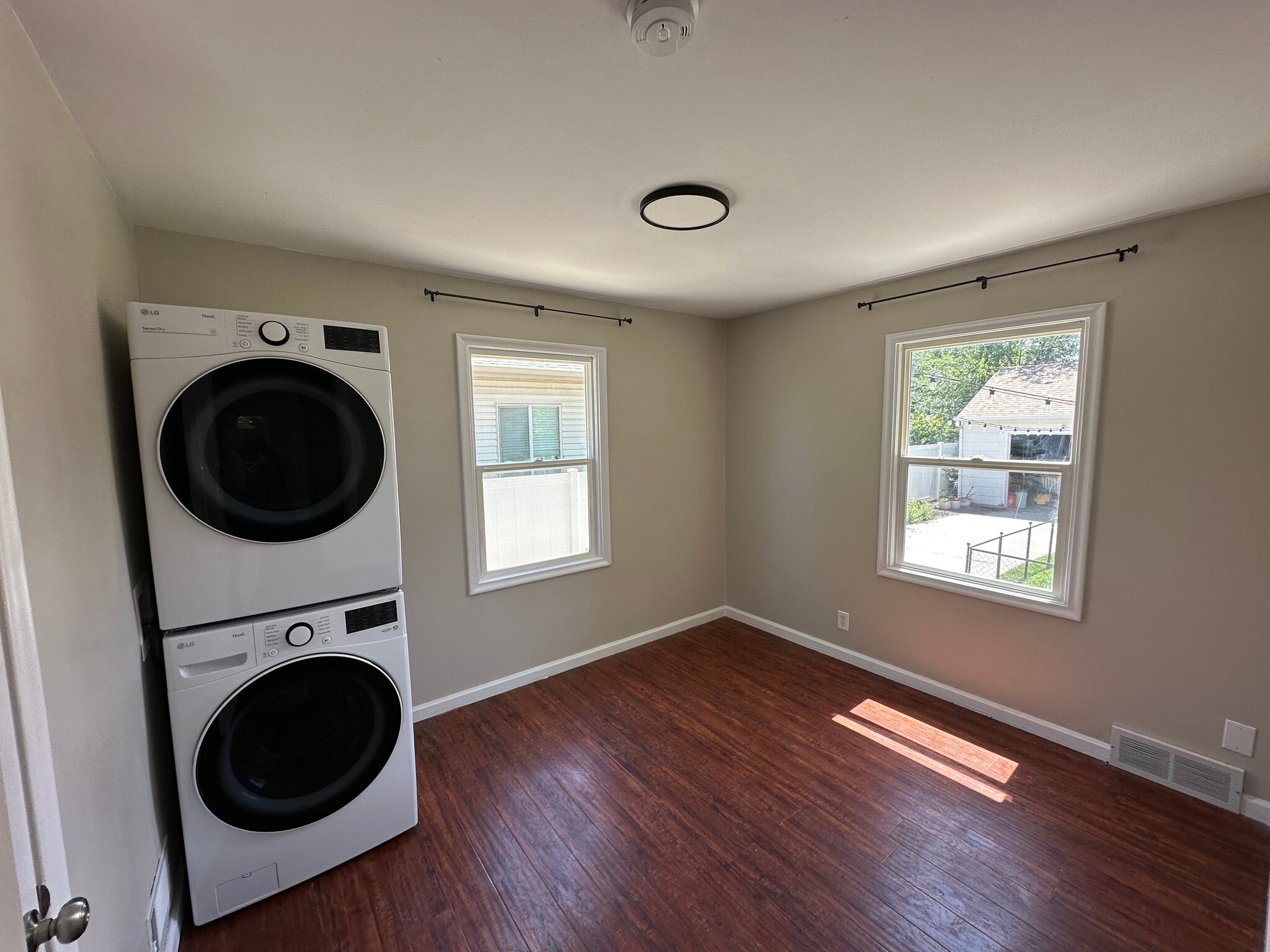 Building Photo - 1463 W Arapahoe Ave