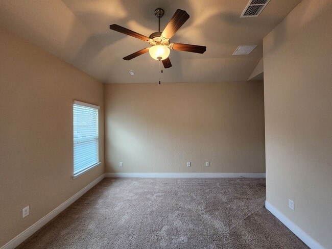 Building Photo - Walk to Historic Gruene / Fridge Included/ Gas Cooking / Fenced in Yard / CISD