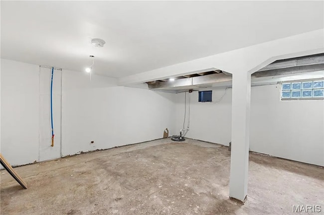 Building Photo - Totally Renovated & Totally Adorable - Sec...