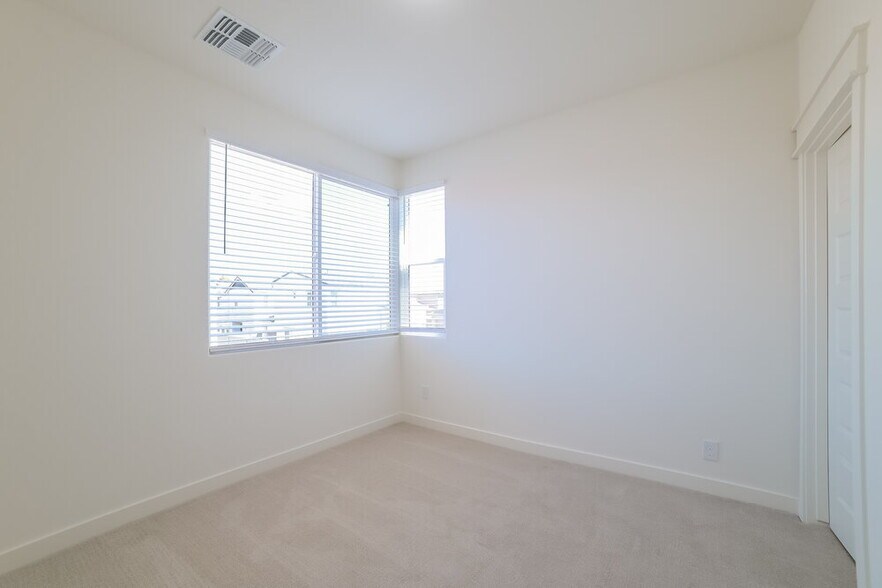 Building Photo - 16028 N 74th Ln
