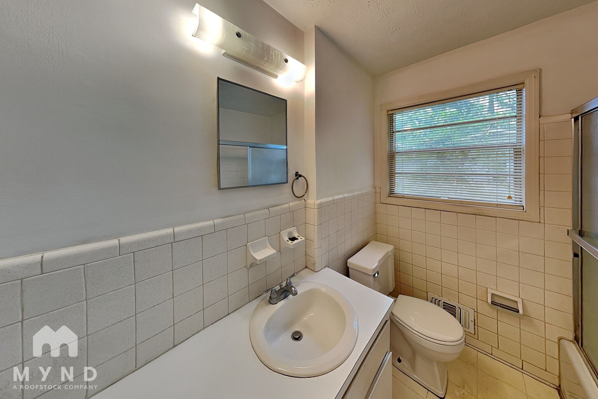 Building Photo - 2539 Park Dr