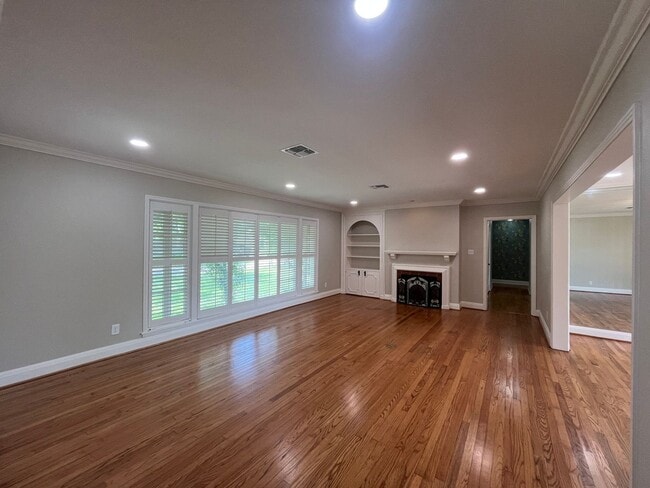Building Photo - UPDATED HOME IN LAMAR PARK!!